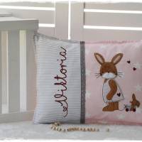 Kissen 30cmx40cm rosa/grau gemustert mit Doodlestickerei Hasenmädchen mit Nachziehwagen Bild 2