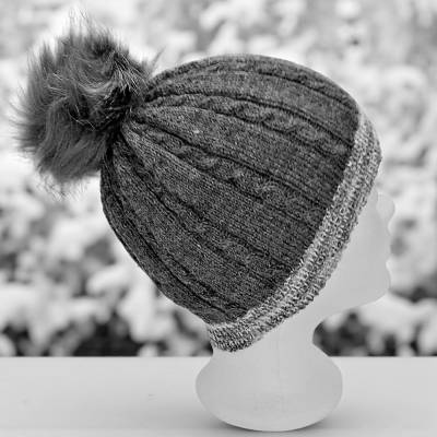 Warme Strickmütze mit Fellbommel