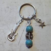 Schlüsselanhänger - Schmuckanhänger - Taschenanhänger - Gitarre, Stern, türkisfarbener Perlenanhänger Bild 1