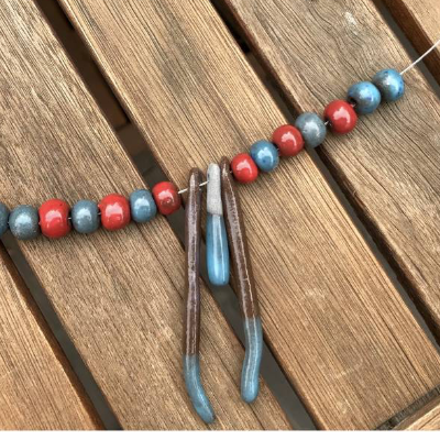 Handgetöpfertes Set aus Keramik: Kette plus Ohrstecker mit Perlen Rot Blau