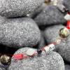 Einmalige Kette in grau und rot - elegant & verspielte Halskette aus einmaligen Perlen Bild 4