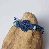 Makrameearmband in jeansblau mit türkisen Holzperlen Bild 1
