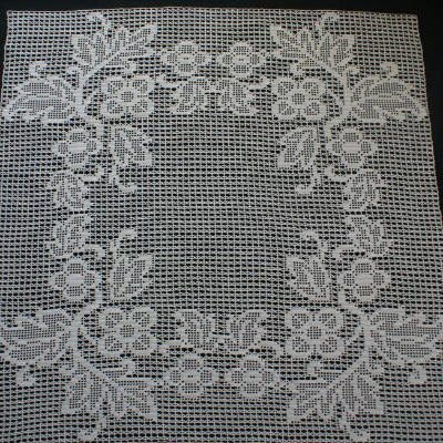 quadratische Mitteldecke, gehäkelte Tischdecke mit Blumenmuster