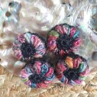4 Blütenknöpfe Häkelknöpfe als Farbtupfer Bild 1
