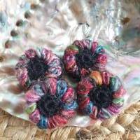 4 Blütenknöpfe Häkelknöpfe als Farbtupfer Bild 2