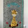 Bestickte U-Hefthülle aus Filz mit Namen und Geburtsdatum Giraffe Bild 2