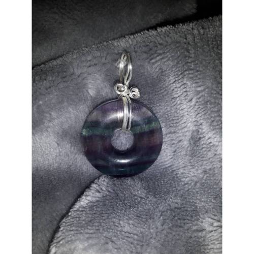 Fluorit-Anhänger in Donut-Form mit silver-filled Draht umwickelt, wire wrapping