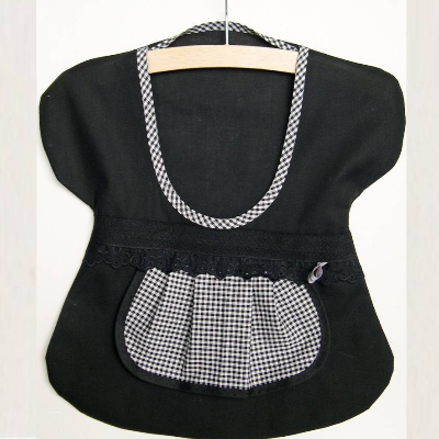 Klammerbeutel, Wäscheklammer-Beutel, schwarzes Klammerkleidchen mit Karo-Spitzenschürze, Aufbewahrung Wäscheklammern, Klammersack, Klammerbeutel Kleiderbügel