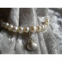 Perlenarmband mit Muschel-Charm aus 999 Silber, Süßwasserzuchtperlen Bild 1