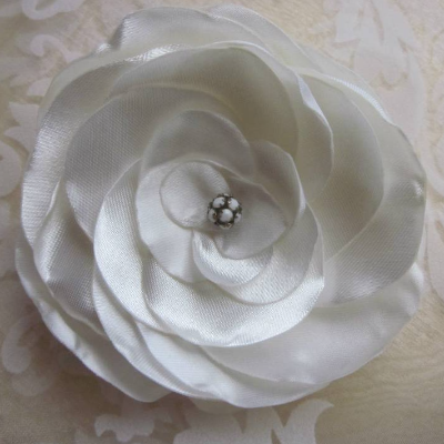 Braut Kopfschmuck Stoffblume Haarklammer Brosche Blume Creme Hochzeit 