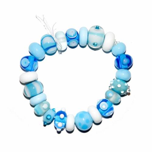 Handgemachtes hellblaues Lampwork-Armband aus Glasperlen – Unikat