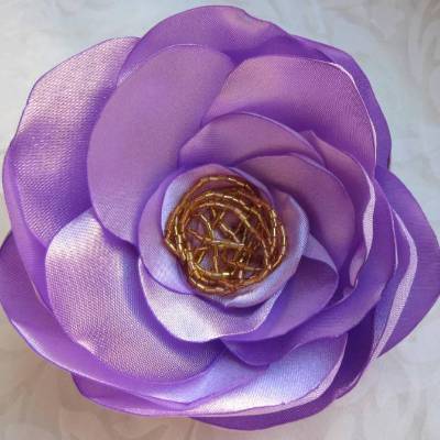 Große Violette Satin Brosche Klammer Lila Gold Blume Stoffblume 