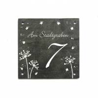 Hausnummer Schiefertafel florales Motiv + Schmetterlinge in weiß mit Straßenname und Wunschzahl handbemalt individuell personalisierbar Bild 1