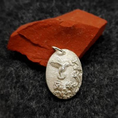 Massiver Anhänger Kolibri in Cabochon-Form aus 999 Silber