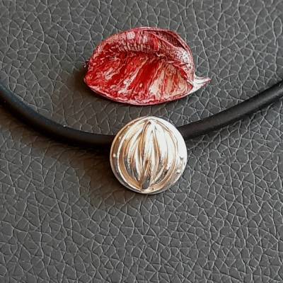 Massiver mandelförmiger Anhänger aus 999 Silber an schwarzer Kautschukkette