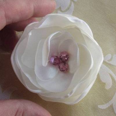 Weiße Braut Brosche Satin Stoffblume 