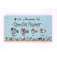 maritimes Türschild für Familien mit Namen und Fischen personalisiert. Schild aus Holz für das Zuhause. Holzschild blau. Bild 1