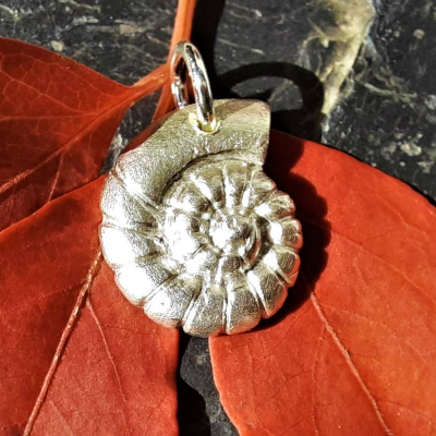 Anhänger kleine Schnecke aus 999 Silber, schön matt gebürstet