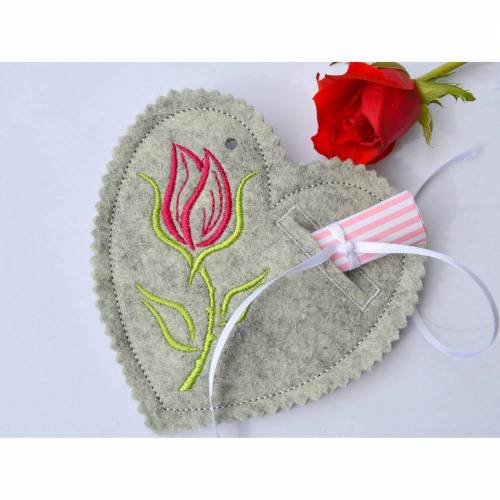  ITH Stickdatei Geschenkanhänger Herz mit Rosenknospe für Botschaften Geldgeschenke 10x10cm