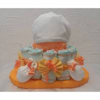Windeltorte  mit Mütze und Handschuhe in orange/gelb Windelkuchen Taufe Geburt Bild 1