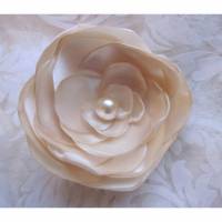 Braut Stoffbrosche Stoffblume beige Brosche in Form einer Blume mit Perle "Leonie" Hochzeit Taufe Abschlussball Weihnachten romantisch elegant festlich Bild 1