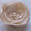 Braut Stoffbrosche Stoffblume beige Brosche in Form einer Blume mit Perle "Leonie" Hochzeit Taufe Abschlussball Weihnachten romantisch elegant festlich Bild 3