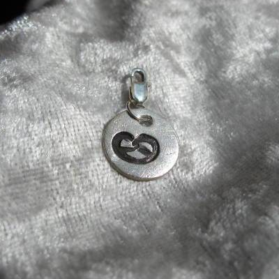 Süßer Charm mit eingestempelter Breze aus 999 Silber, geschwärzt