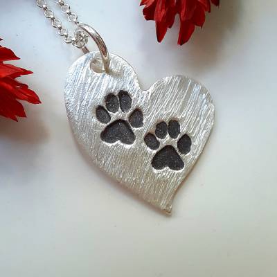 Herz-Anhänger mit eingestempelten Pfötchen, 999 Silber, patiniert
