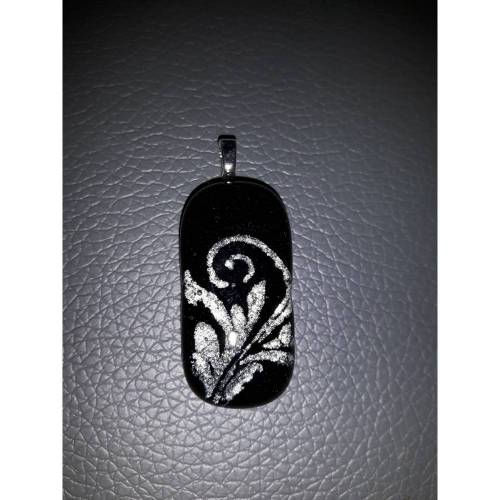 Glasanhänger floral gemustert mit Mica Pulver, schwarz, Glasfusing