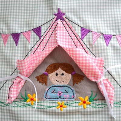 Stickdatei Zelt doodle mit 3D Zelteingang, Camping, wir gehen zelten 13x18cm