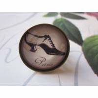 Verschnörkelter Cabochon Ring mit Schuh Paris Motiv "Chaussure de Paris" im Vintage-Stil Bild 1