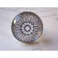 Versilberter Cabochon Ring Motiv Blume geometrisch "Blanc et Noir" schwarz weiß Geschenkidee Bild 1