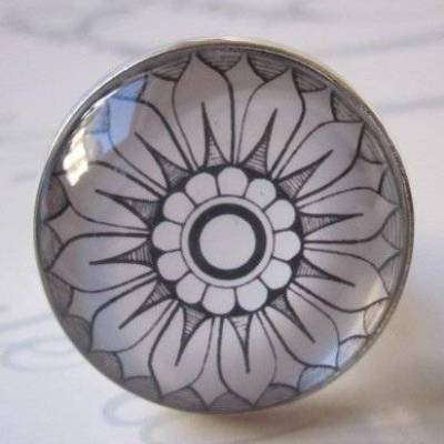 Versilberter Cabochon Ring Motiv Blume geometrisch 