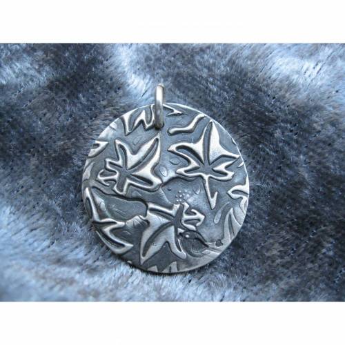 runder Anhänger mit Blättern und versteckten Vögelchen aus 999 Silber, patiniert