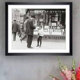 Zeitungsjunge 1910 schwarz weiß Fotografie gerahmt 49 x 39 cm  Wandbild - Kunst Druck- Fotokunst Vintage Art -  Wanddeko - gerahmte Bilder