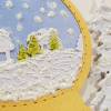 Weihnachtskarte in weiß und gold Schneekugel mit glitzernder Winterlandschaft Bild 4