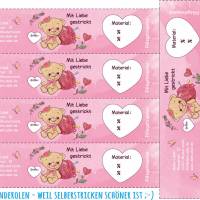 6 Baby - Sockenbanderolen: Mit Liebe gestrickt - rosa Teddy - personalisierbar | mit transparente Klebepunkte Bild 2