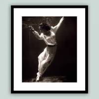 Modefotografie - Fashion Underwater -  gerahmter Kunstdruck Wandbild 35 x 39 cm - Schwarz Weiß Fotografie - Geschenk Bild 1