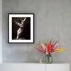 Modefotografie - Fashion Underwater -  gerahmter Kunstdruck Wandbild 35 x 39 cm - Schwarz Weiß Fotografie - Geschenk Bild 2