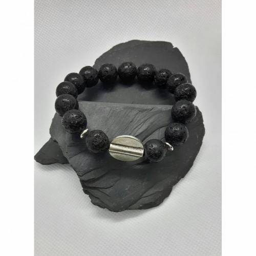 Schönes Herren-Armband mit schwarzen Lavaperlen und versilbertem Metallelement