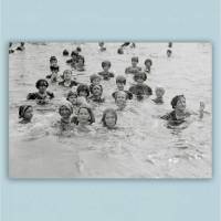 Badespass Sommer 1909 Schwimmer im Wasser KUNSTDRUCK Poster Bild schwarz weiß Fotografie  -  Vintage  shabby Teenager Bild 1