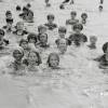 Badespass Sommer 1909 Schwimmer im Wasser KUNSTDRUCK Poster Bild schwarz weiß Fotografie  -  Vintage  shabby Teenager Bild 2