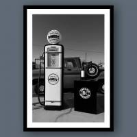 Hochwertig gerahmter Kunstdruck 40x55cm mit Rahmen Wandbild gerahmte Bilder Retro Tankstelle Fotokunst Bild 1