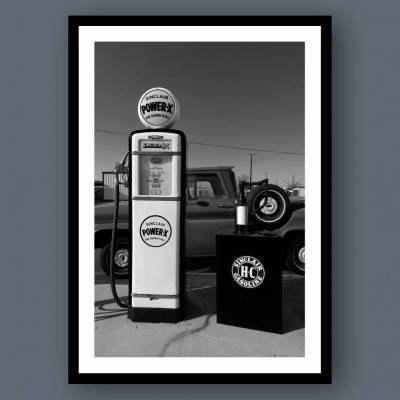 Hochwertig gerahmter Kunstdruck 40x55cm mit Rahmen Wandbild gerahmte Bilder Retro Tankstelle Fotokunst