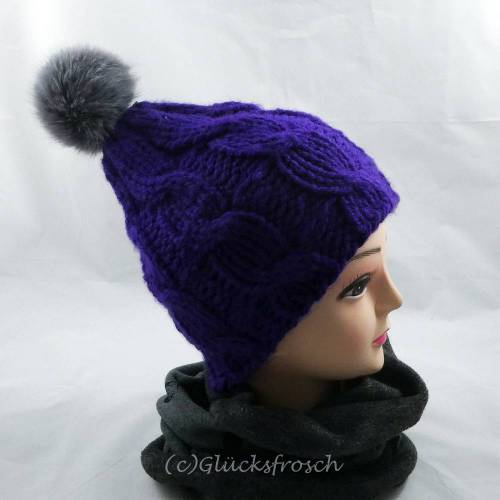 Mütze, lila, mit grauem Bommel (Kunstfellbommel)