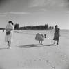 Frauen spazieren am Meer Strand 1941 -  KUNSTDRUCK, Poster, schwarz Weiß  Fotografie, Vintage Art,  Fineart Print, Kunstfotografie, Kunst, Druck Bild 1