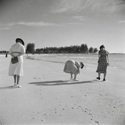 Frauen spazieren am Meer Strand 1941 -  KUNSTDRUCK, Poster, schwarz Weiß  Fotografie, Vintage Art,  Fineart Print, Kunstfotografie, Kunst, Druck
