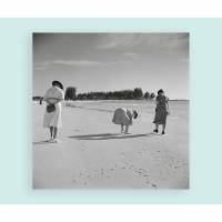Frauen spazieren am Meer Strand 1941 -  KUNSTDRUCK, Poster, schwarz Weiß  Fotografie, Vintage Art,  Fineart Print, Kunstfotografie, Kunst, Druck Bild 3