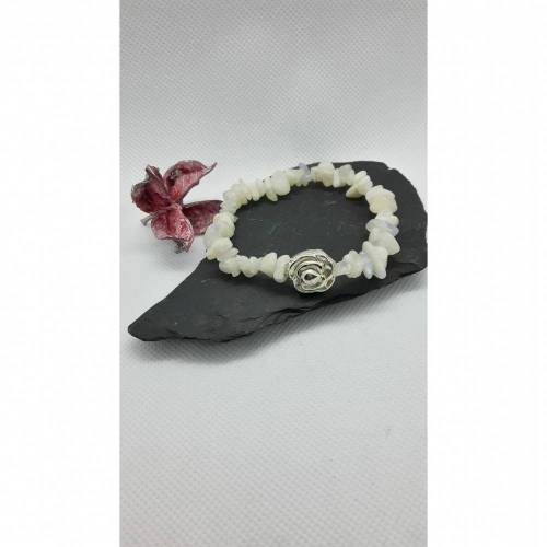 Edles Armband aus Regenbogen-Mondstein-Splittern (weißer Labradorit) und versilberter Rose