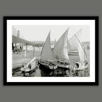Segelboote im Hafen - Meer -  Kunstdruck gerahmt 39 x 29 cm - Historische Schwarz weiß Fotografie von 1902 - gerahmte Bilder -  Vintage Art Bild 1